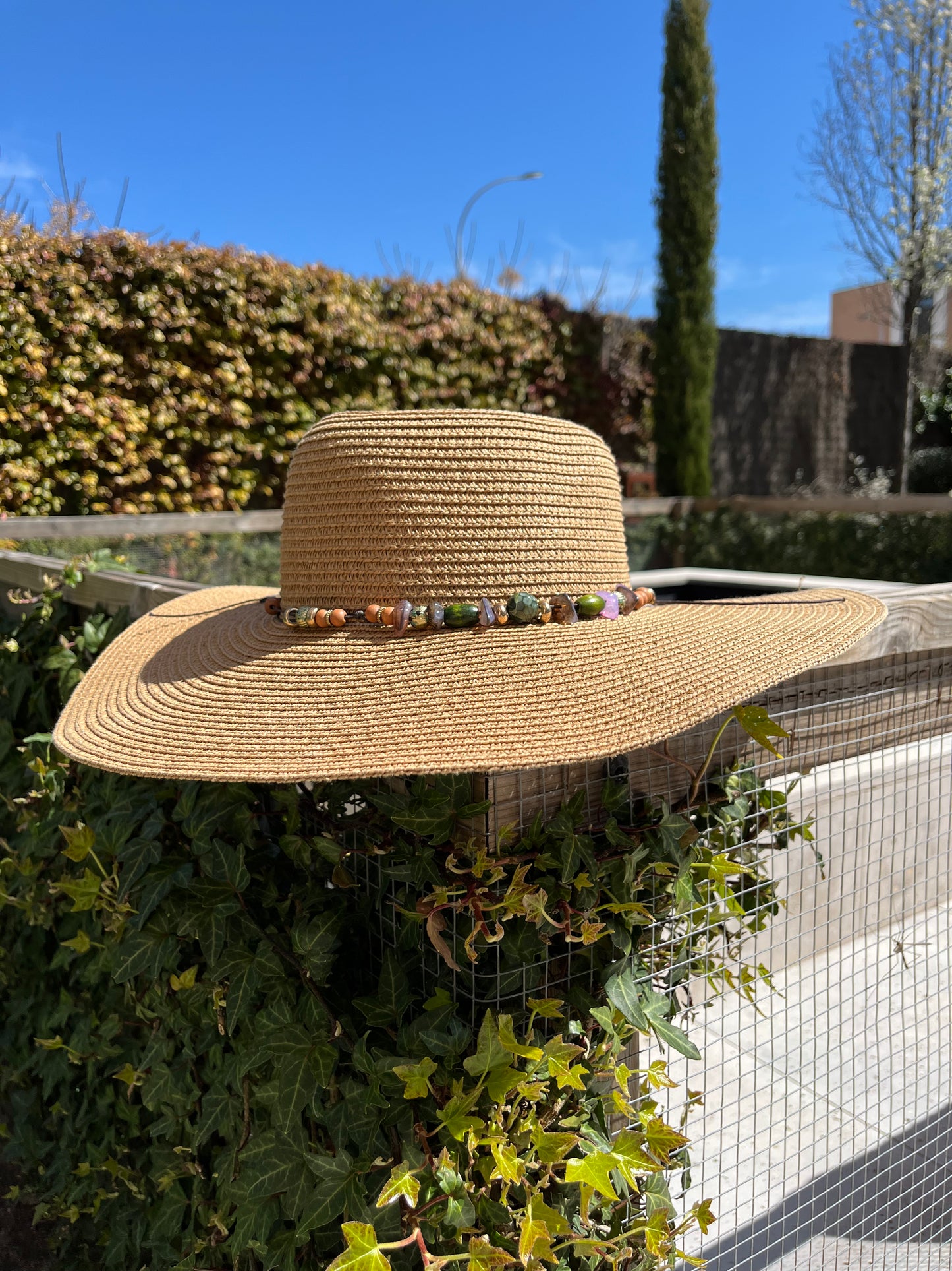 OTRAS. Sombrero beige detalles