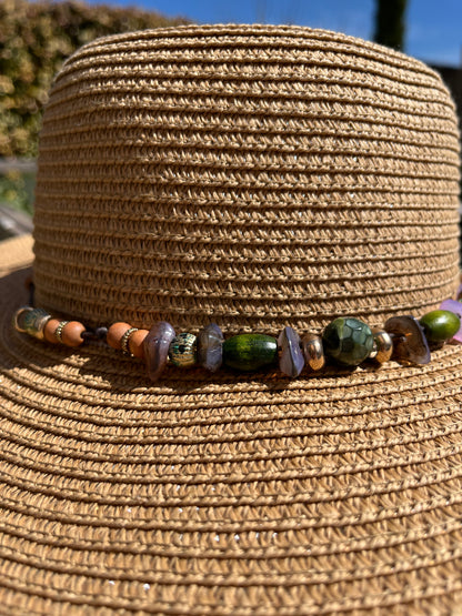 OTRAS. Sombrero beige detalles