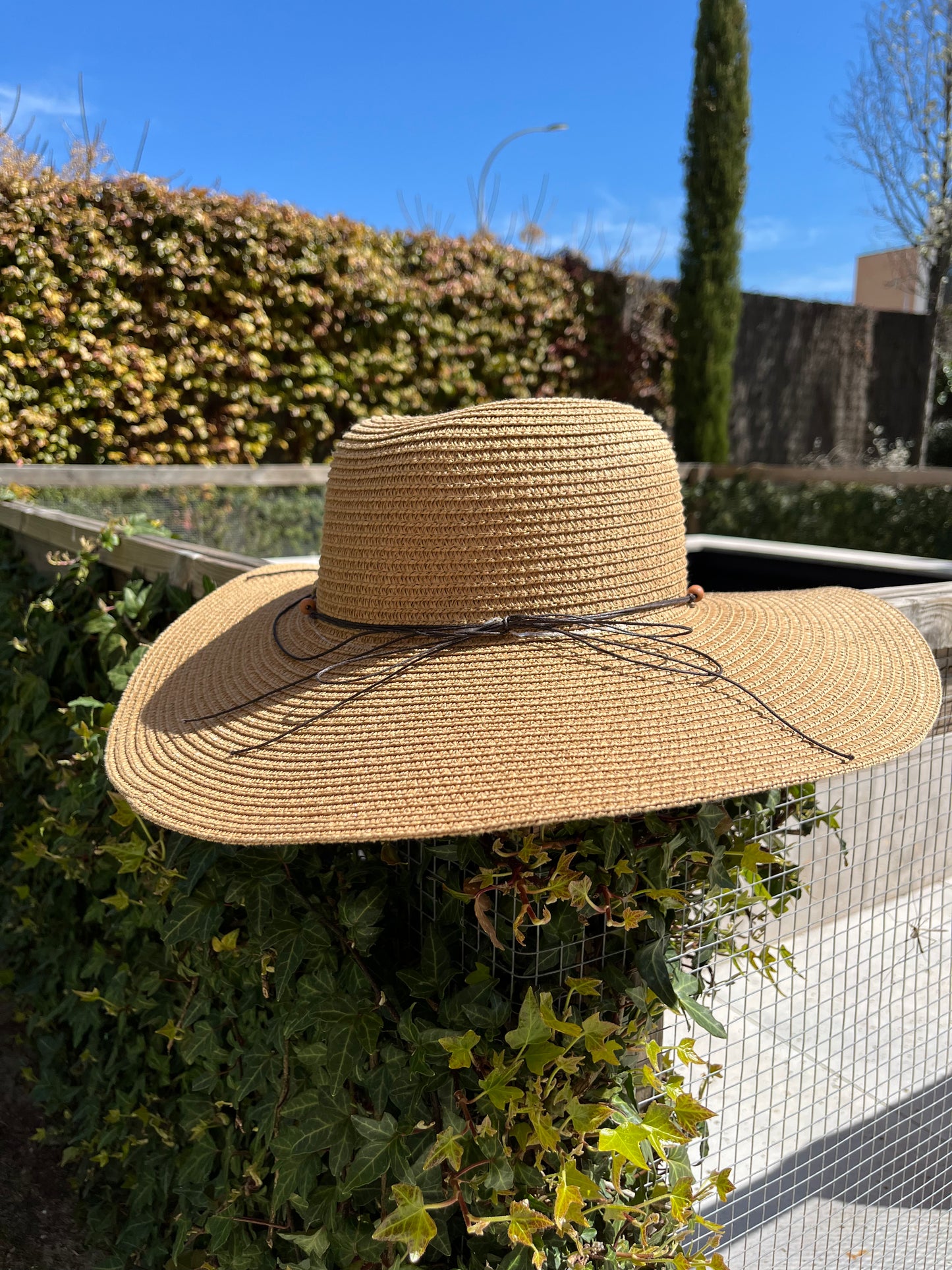 OTRAS. Sombrero beige detalles