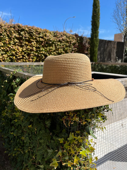 OTRAS. Sombrero beige detalles