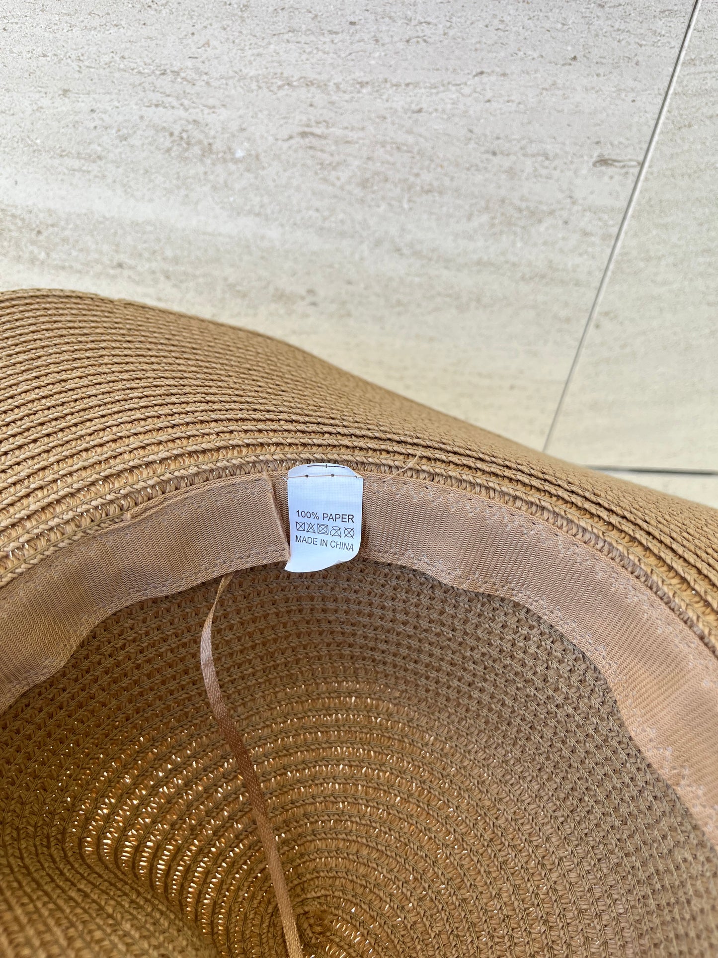 OTRAS. Sombrero beige detalles