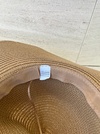 OTRAS. Sombrero beige detalles