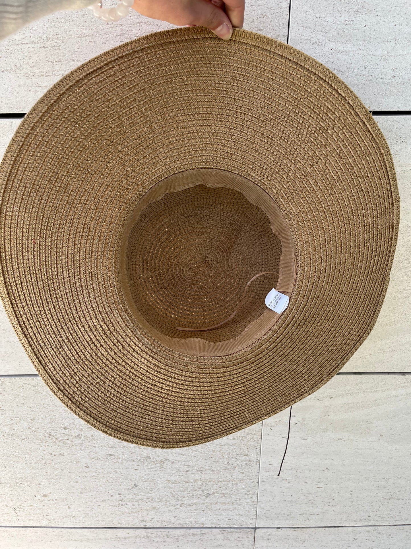 OTRAS. Sombrero beige detalles
