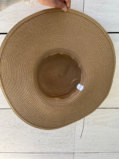 OTRAS. Sombrero beige detalles