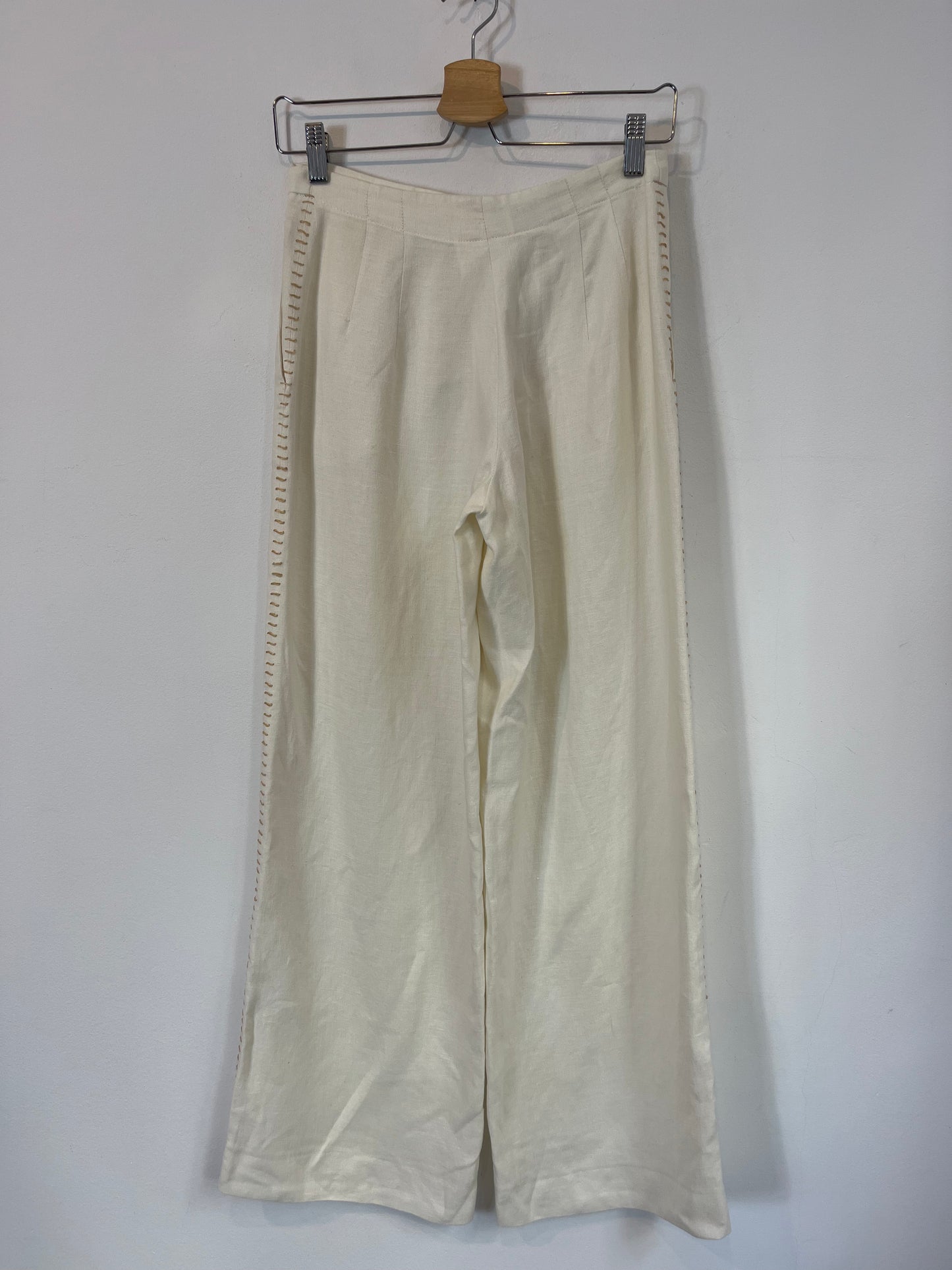 GUNEX. Pantalón textura color crudo costuras. T 36