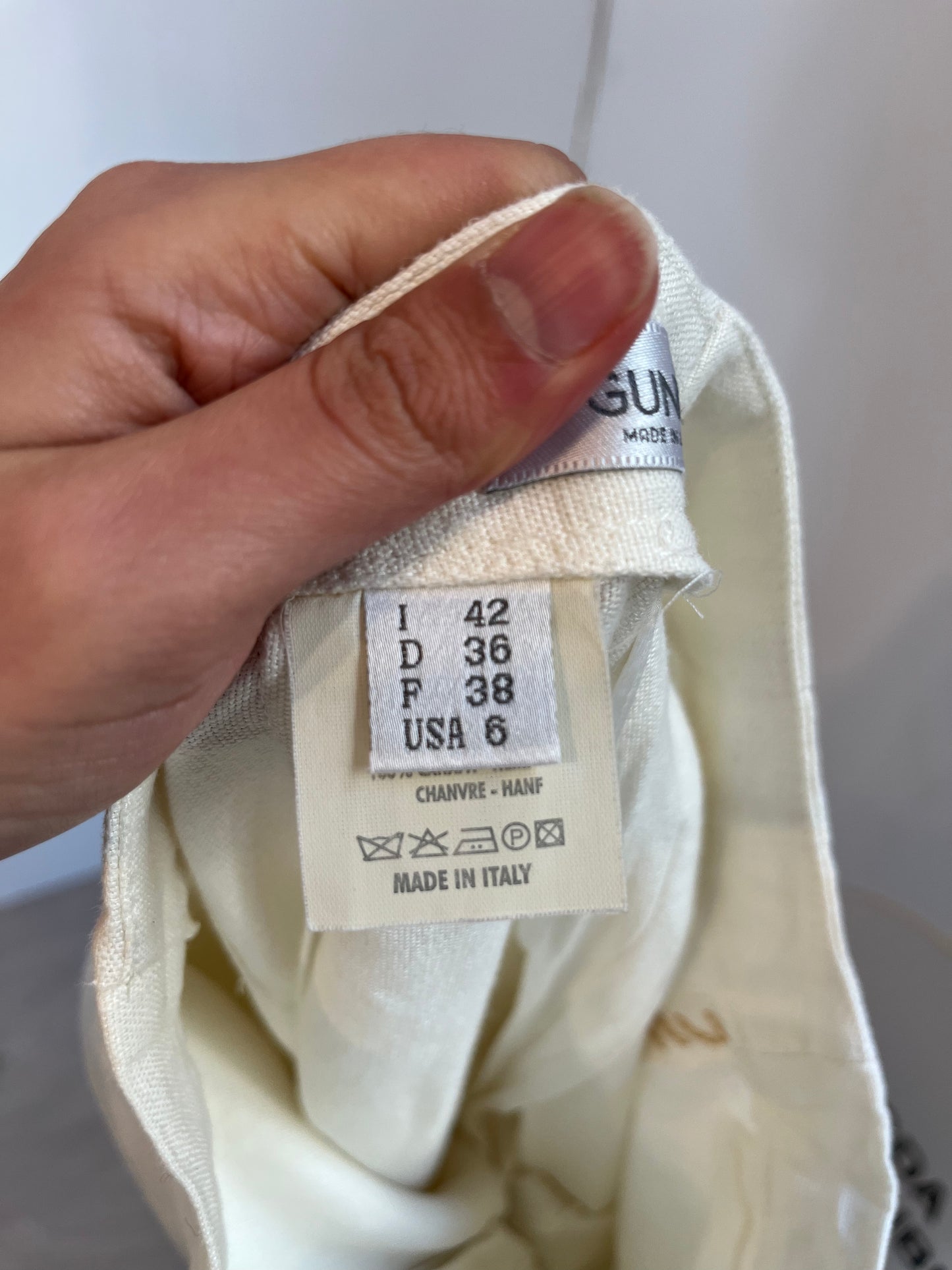 GUNEX. Pantalón textura color crudo costuras. T 36