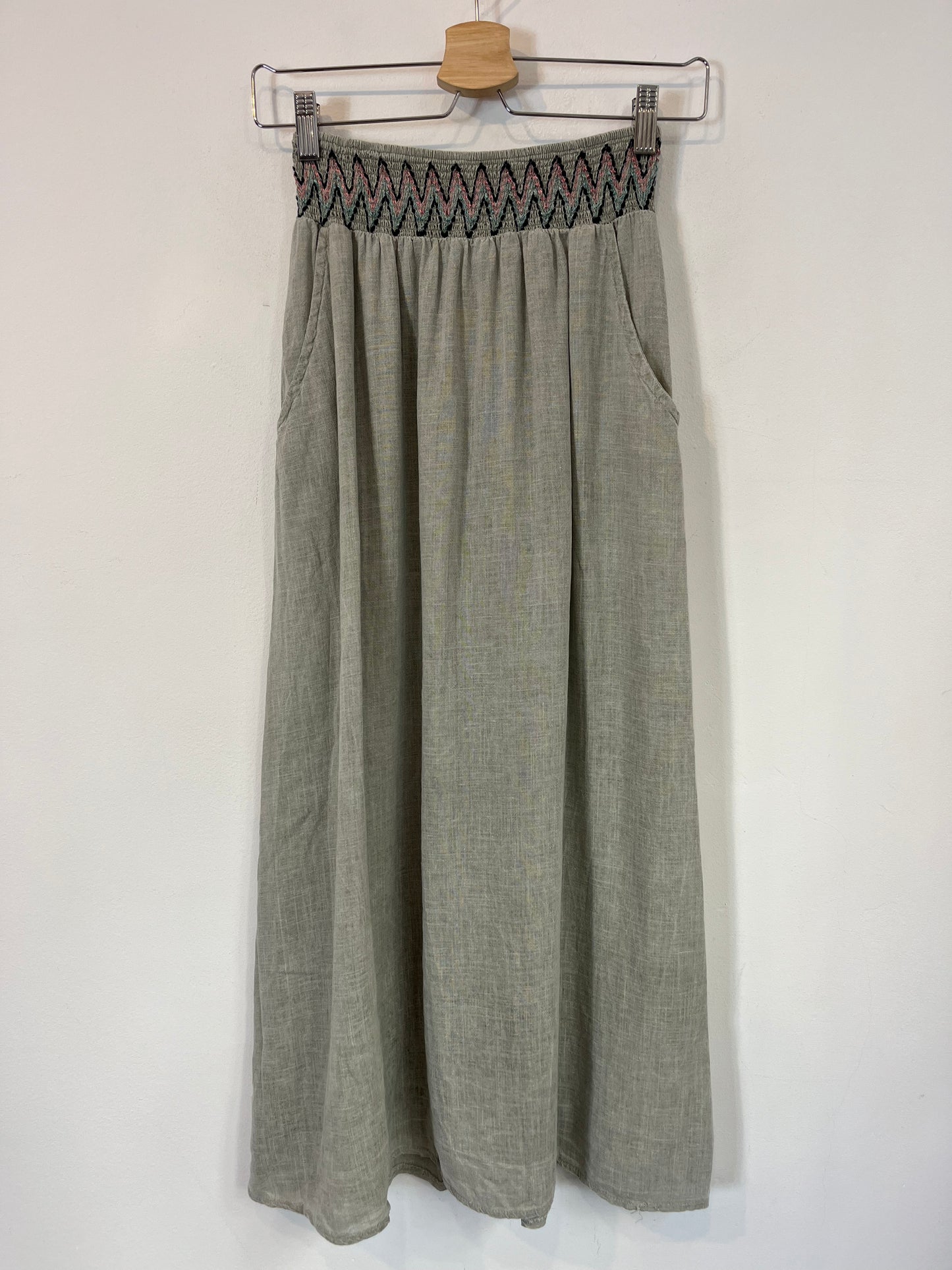 OTRAS. Falda midi con lino detalle cintura. T XS/S