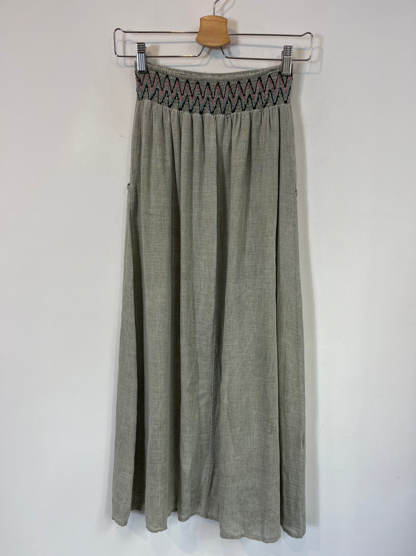 OTRAS. Falda midi con lino detalle cintura. T XS/S