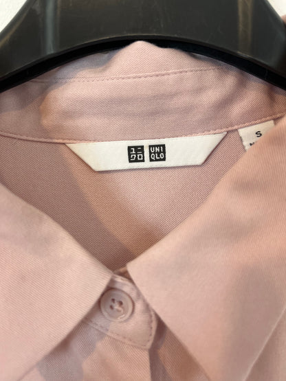 UNIQLO. Camisa rosa. T S