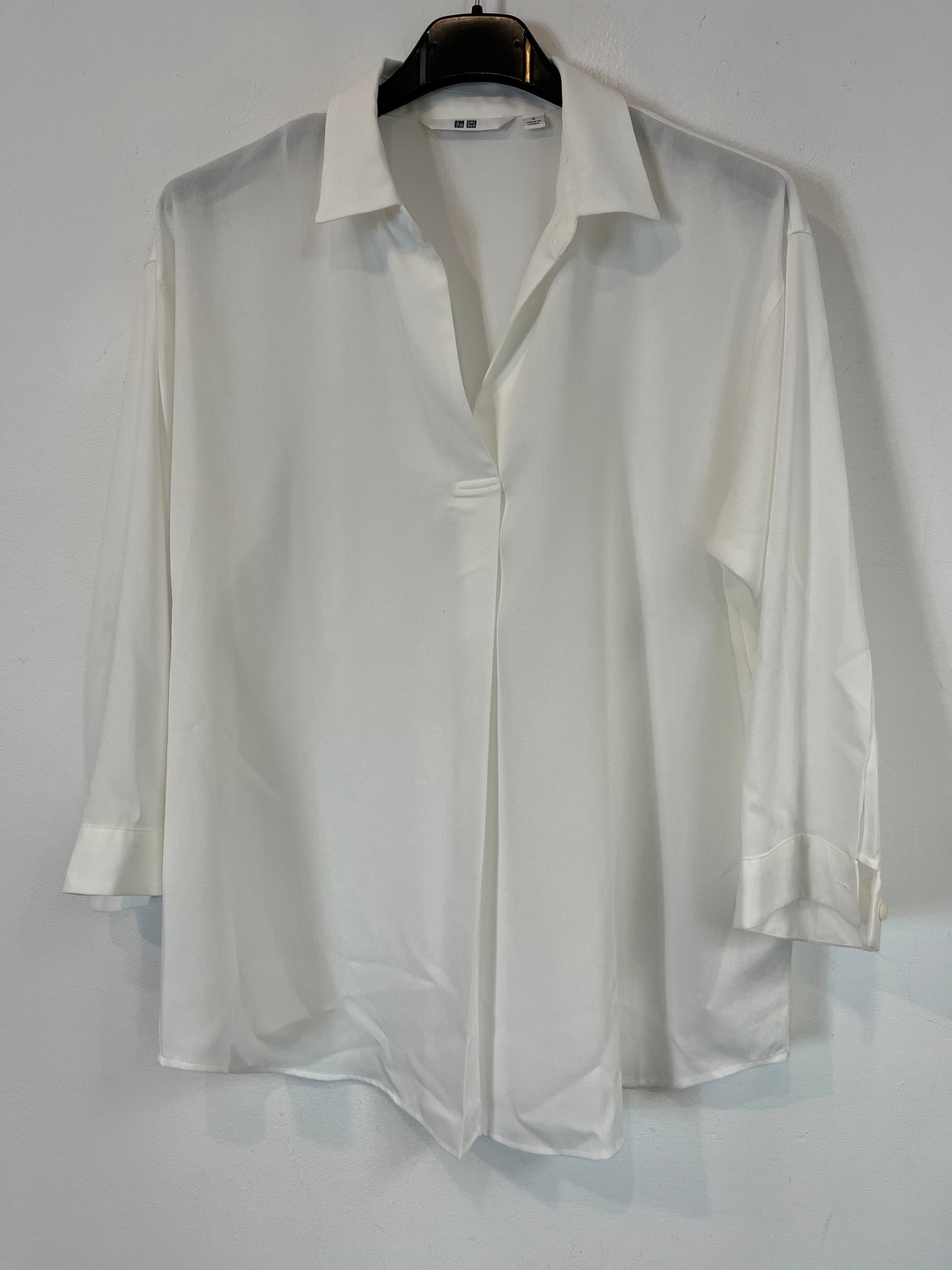 UNIQLO. Flowy white shirt. TS