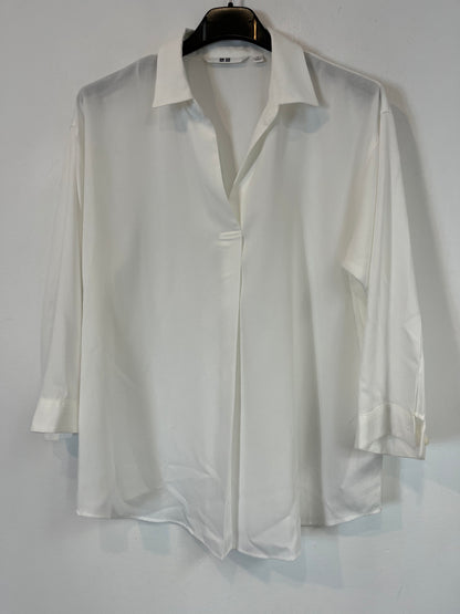 UNIQLO. Flowy white shirt. TS