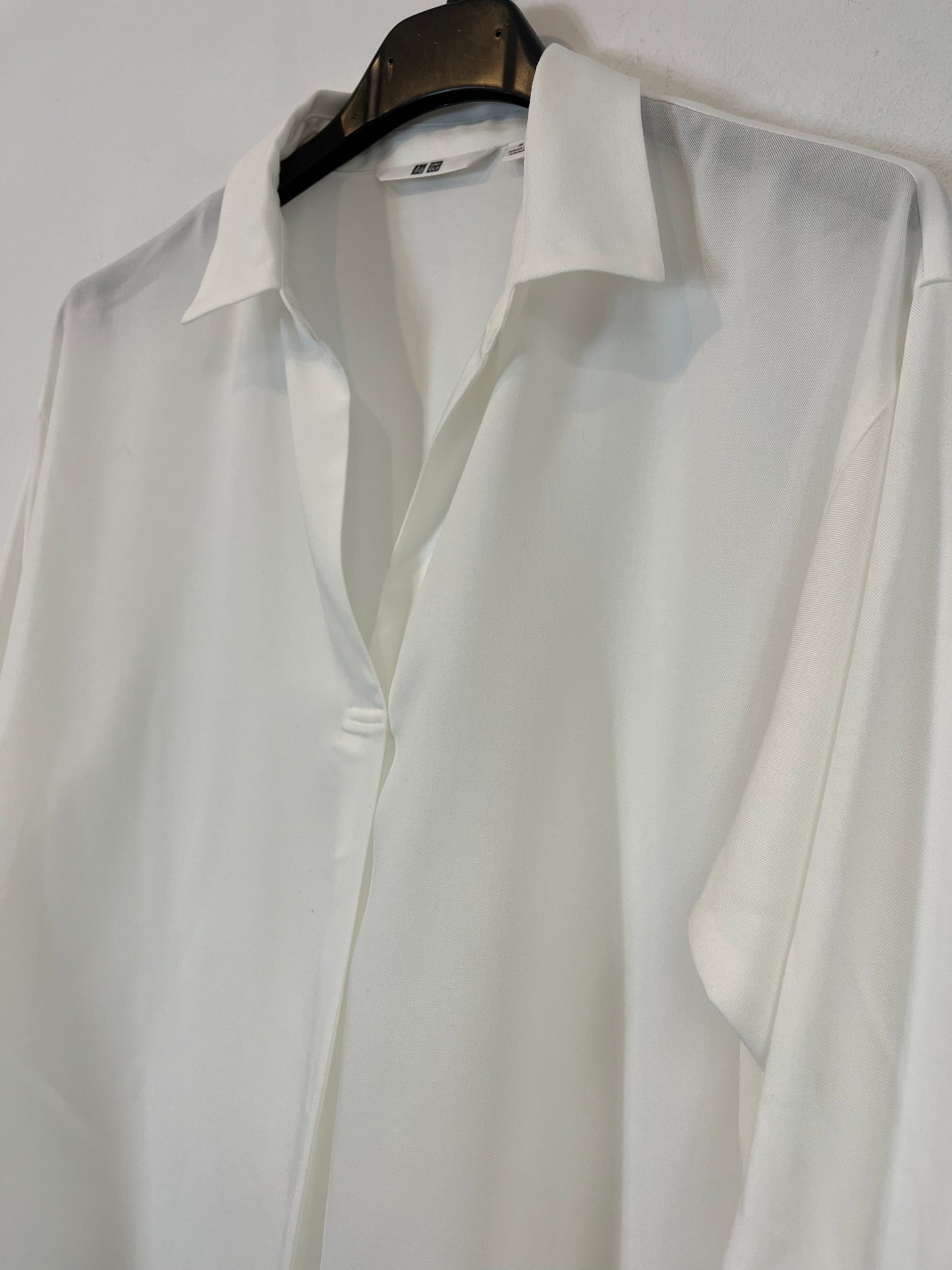 UNIQLO. Flowy white shirt. TS