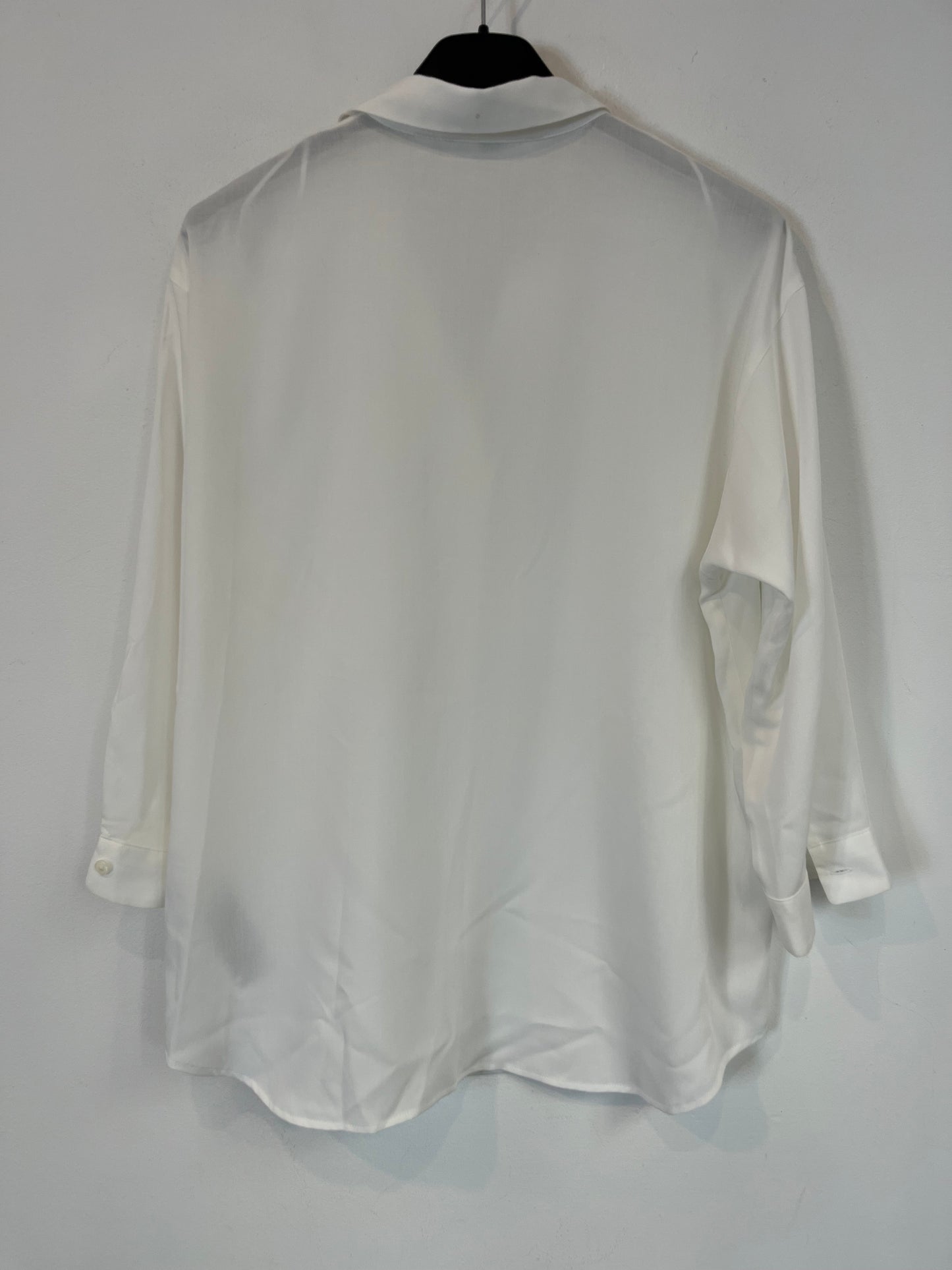 UNIQLO. Flowy white shirt. TS