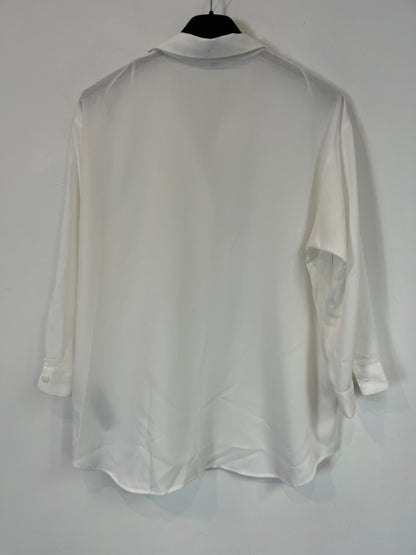 UNIQLO. Flowy white shirt. TS