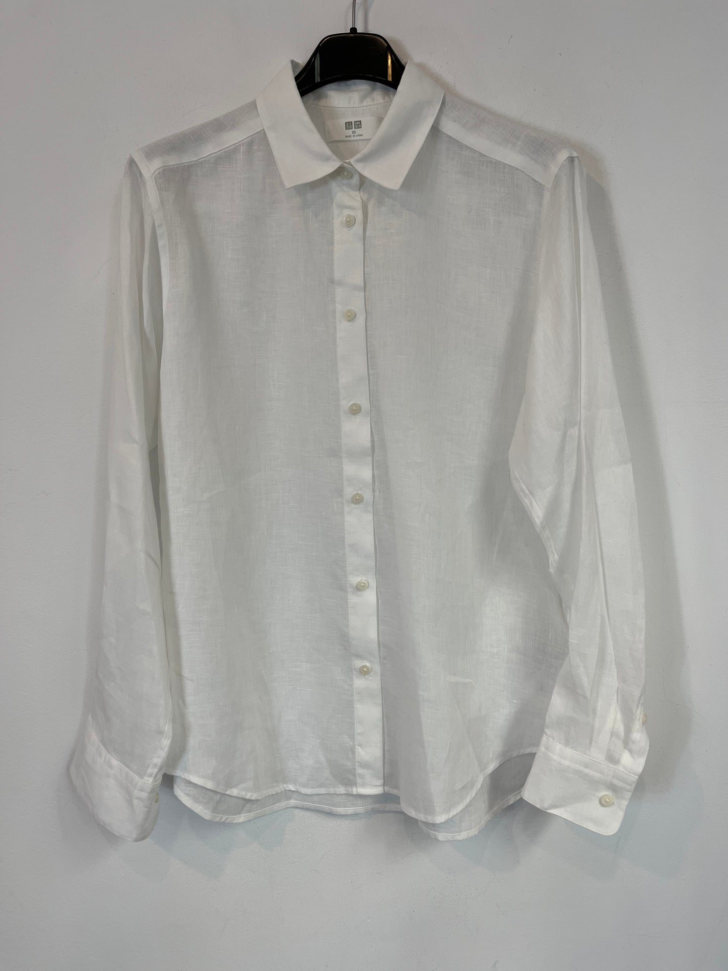UNIQLO. White linen blouse. Size XS