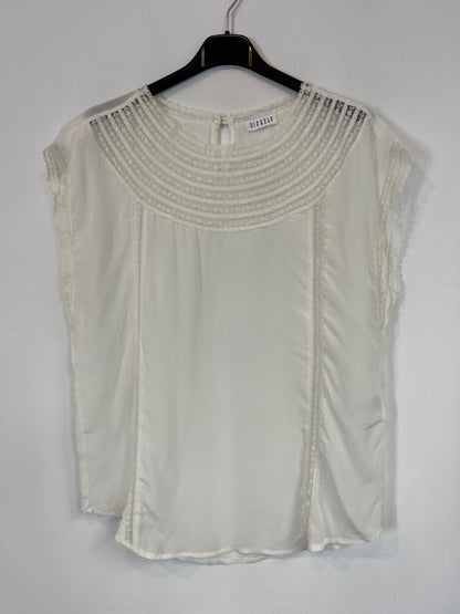 CLAUDIE PIERLOT. White lace blouse. T.S.