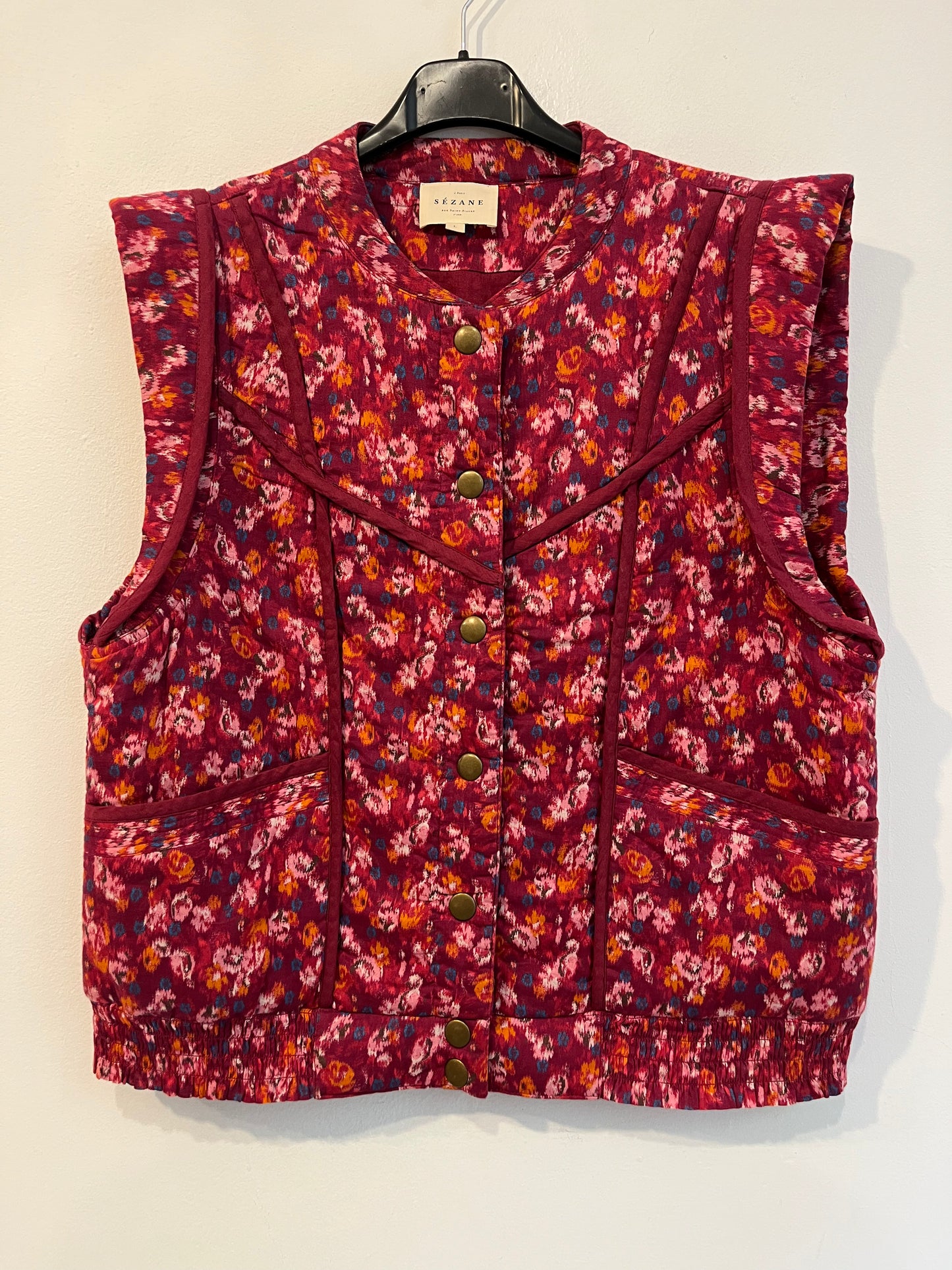 SÉZANE. Burgundy vest with TL print