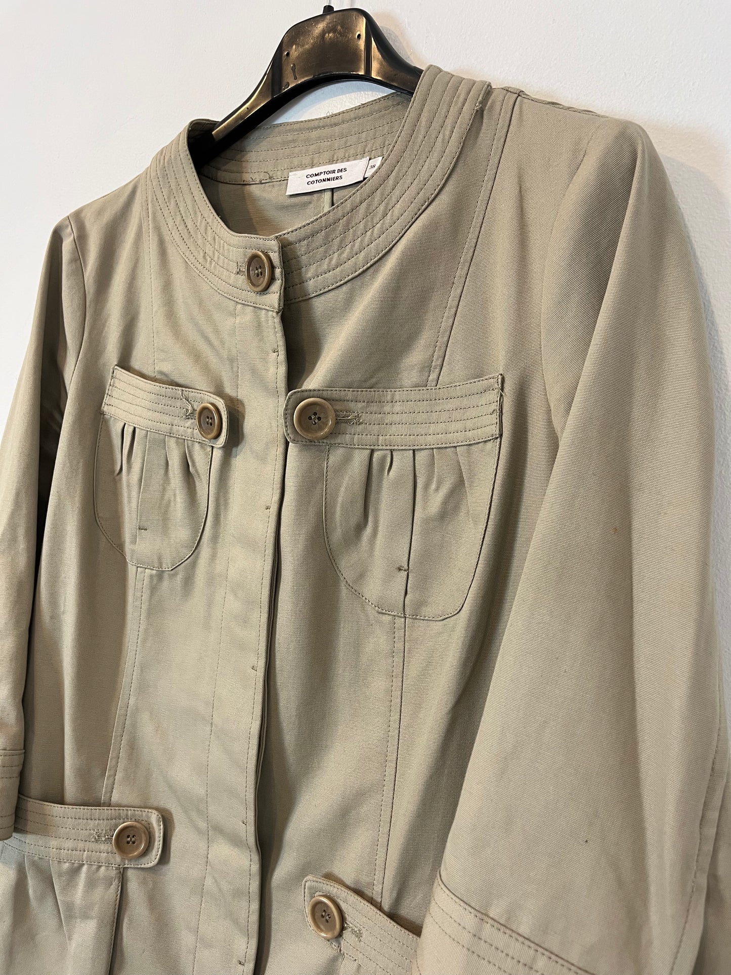 COMPTOIR DES COTONNIERS. Chaqueta color topo bolsillos. T 38