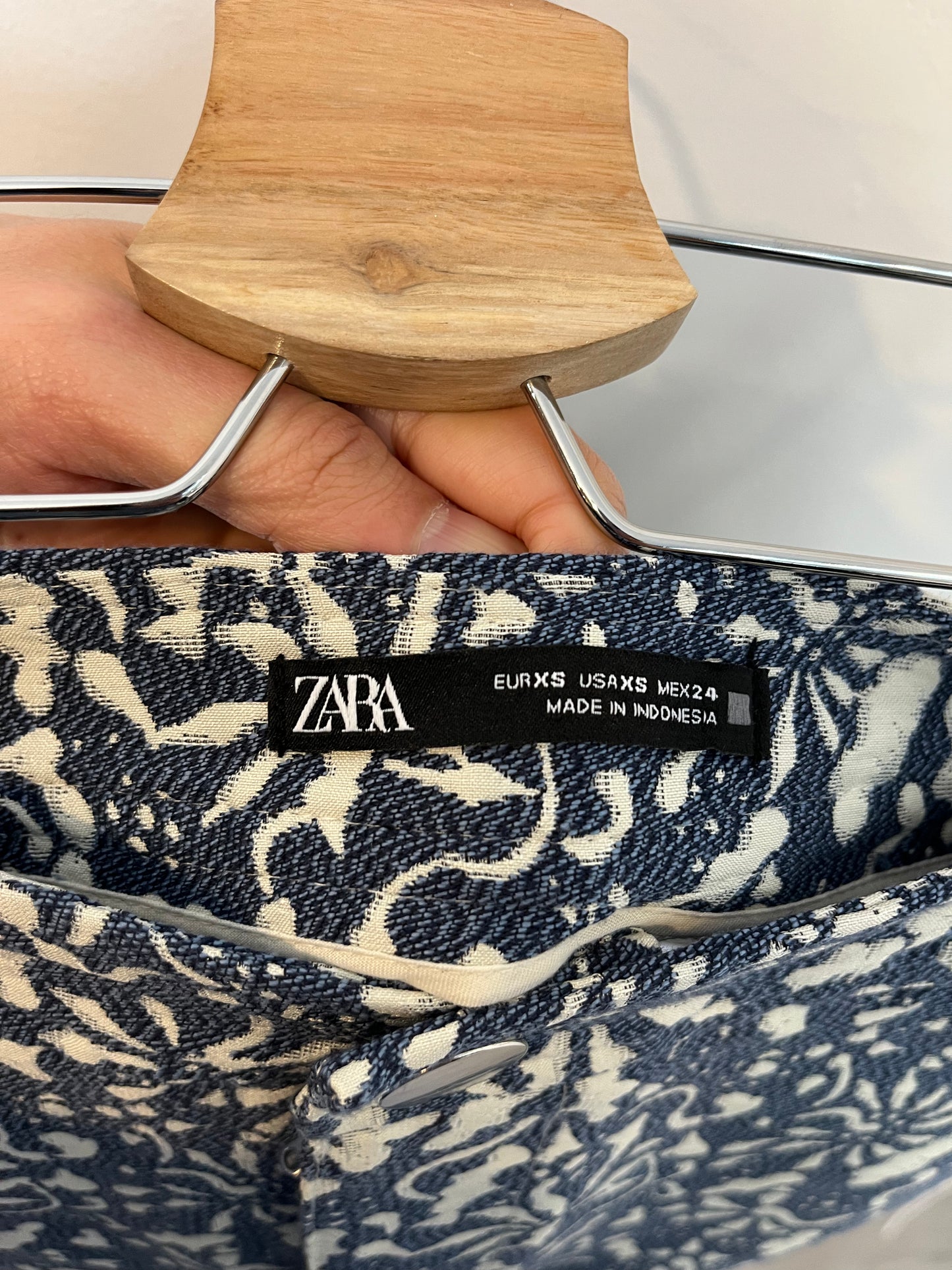 ZARA. Woven print skirt. XS