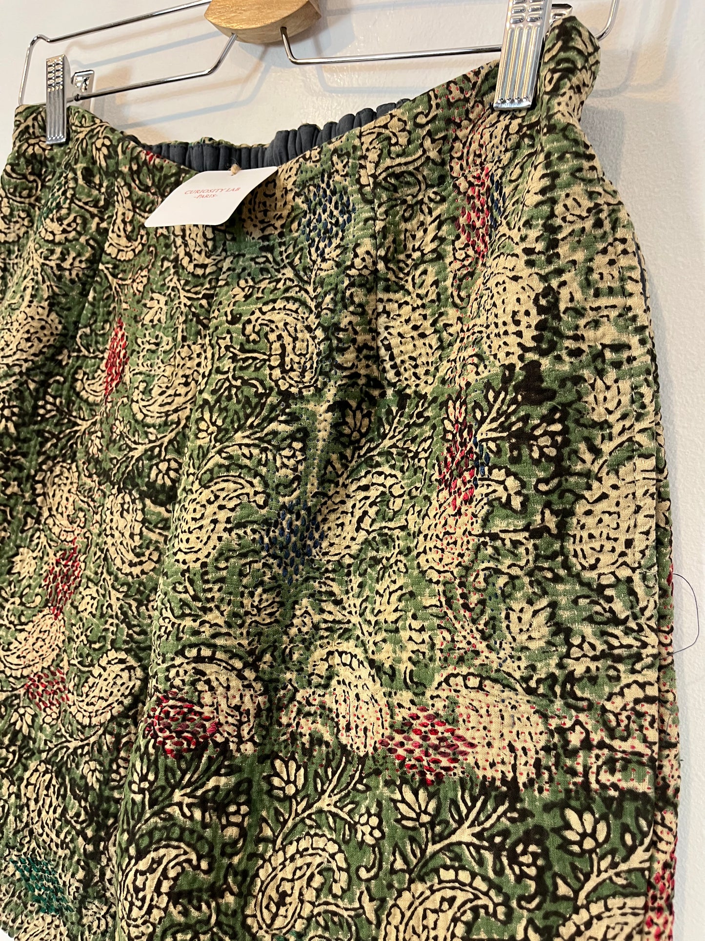 CURIOSITY LAB. Bermuda textura tonos verdes. T XS