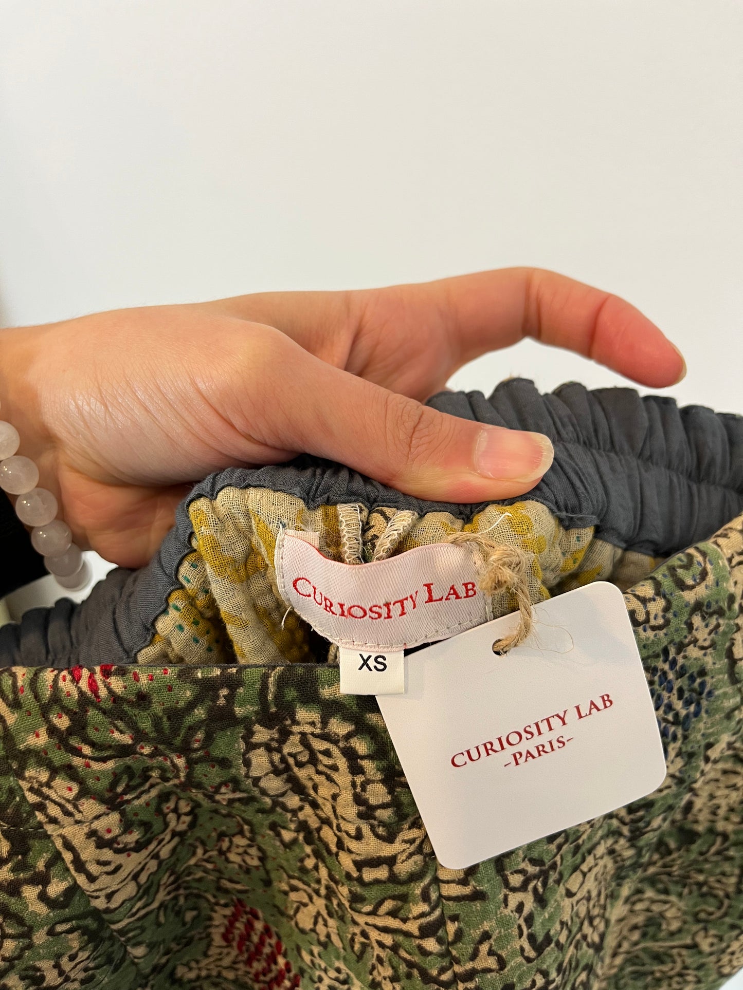 CURIOSITY LAB. Bermuda textura tonos verdes. T XS