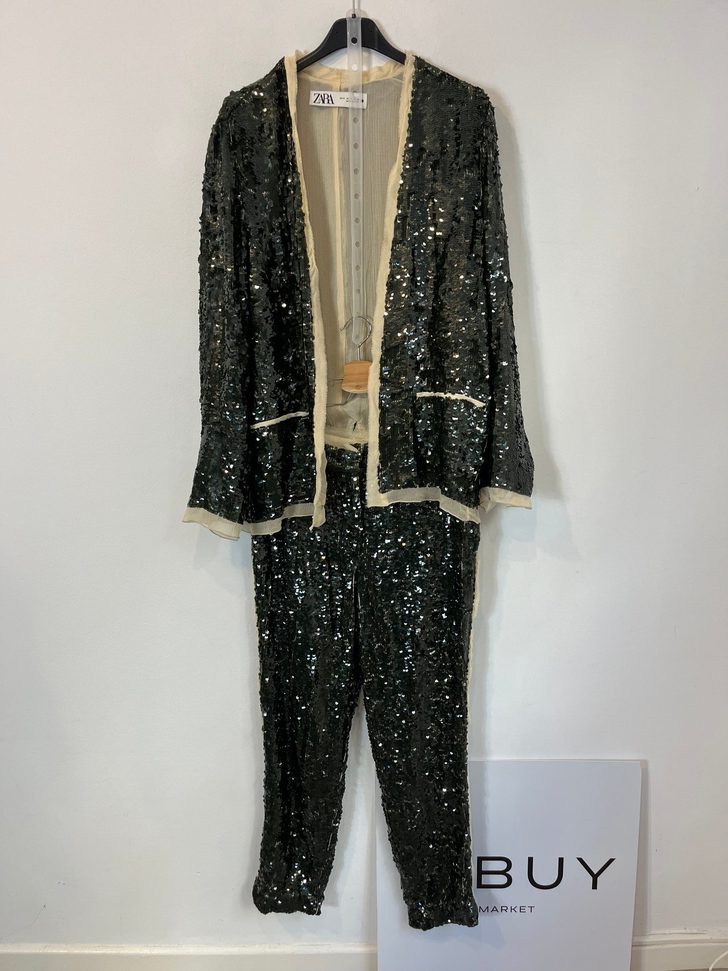 ZARA. Total look lentejuelas verde oliva. T S