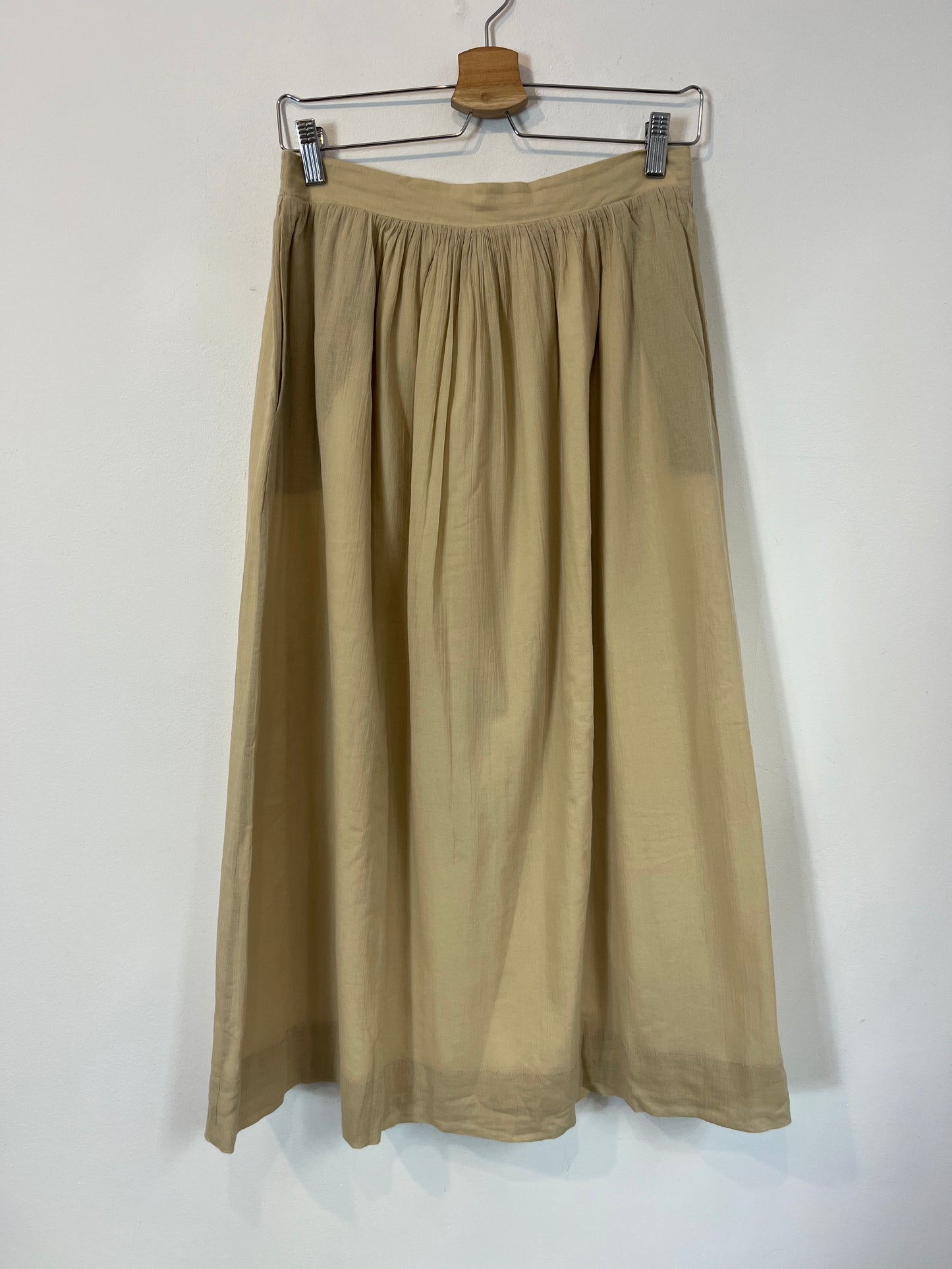 KOLONAKI. Falda midi beige bolsillos. T 36