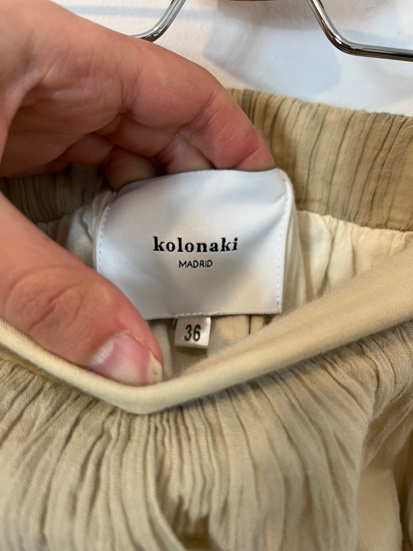 KOLONAKI. Falda midi beige bolsillos. T 36