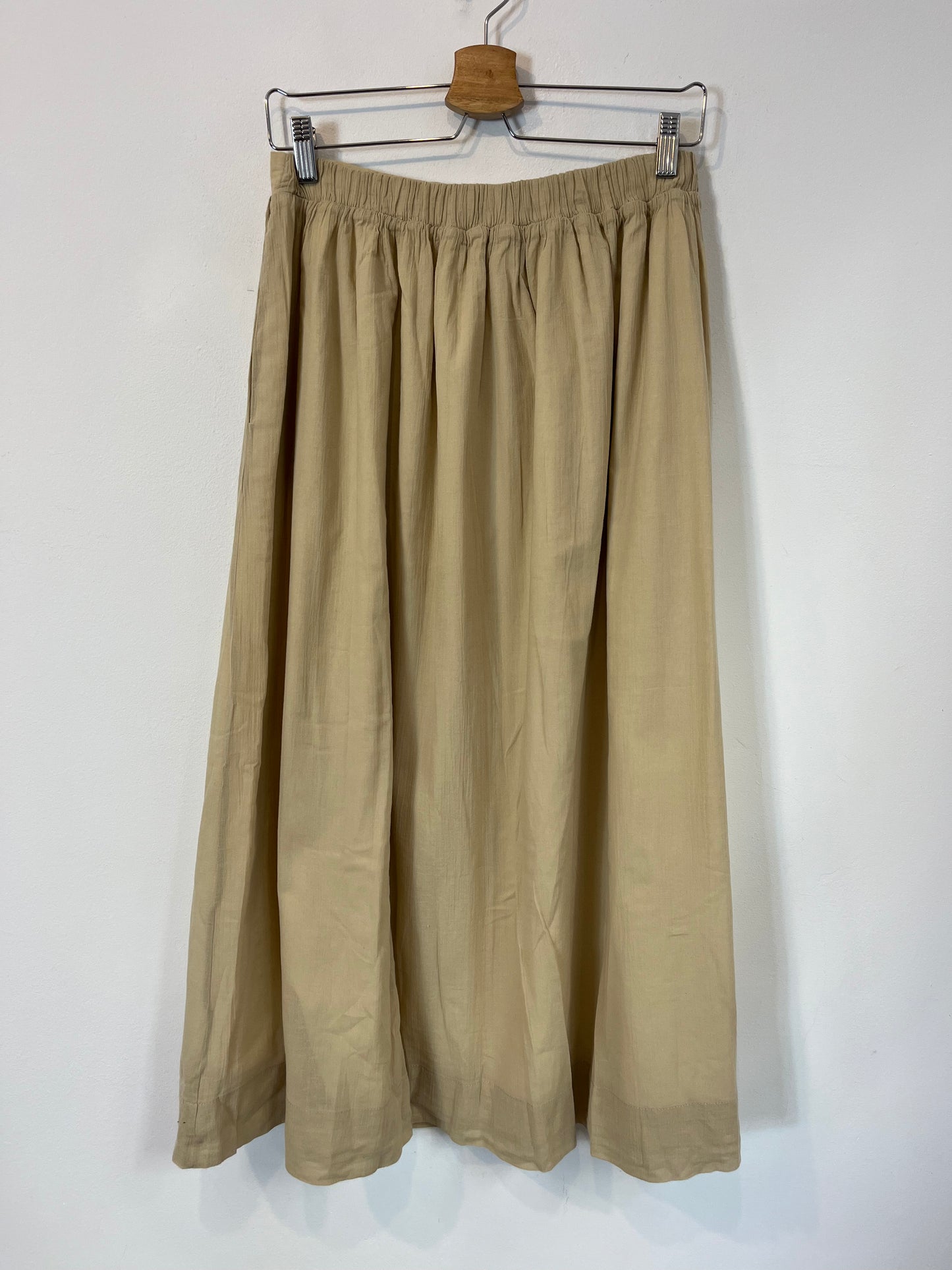 KOLONAKI. Falda midi beige bolsillos. T 36