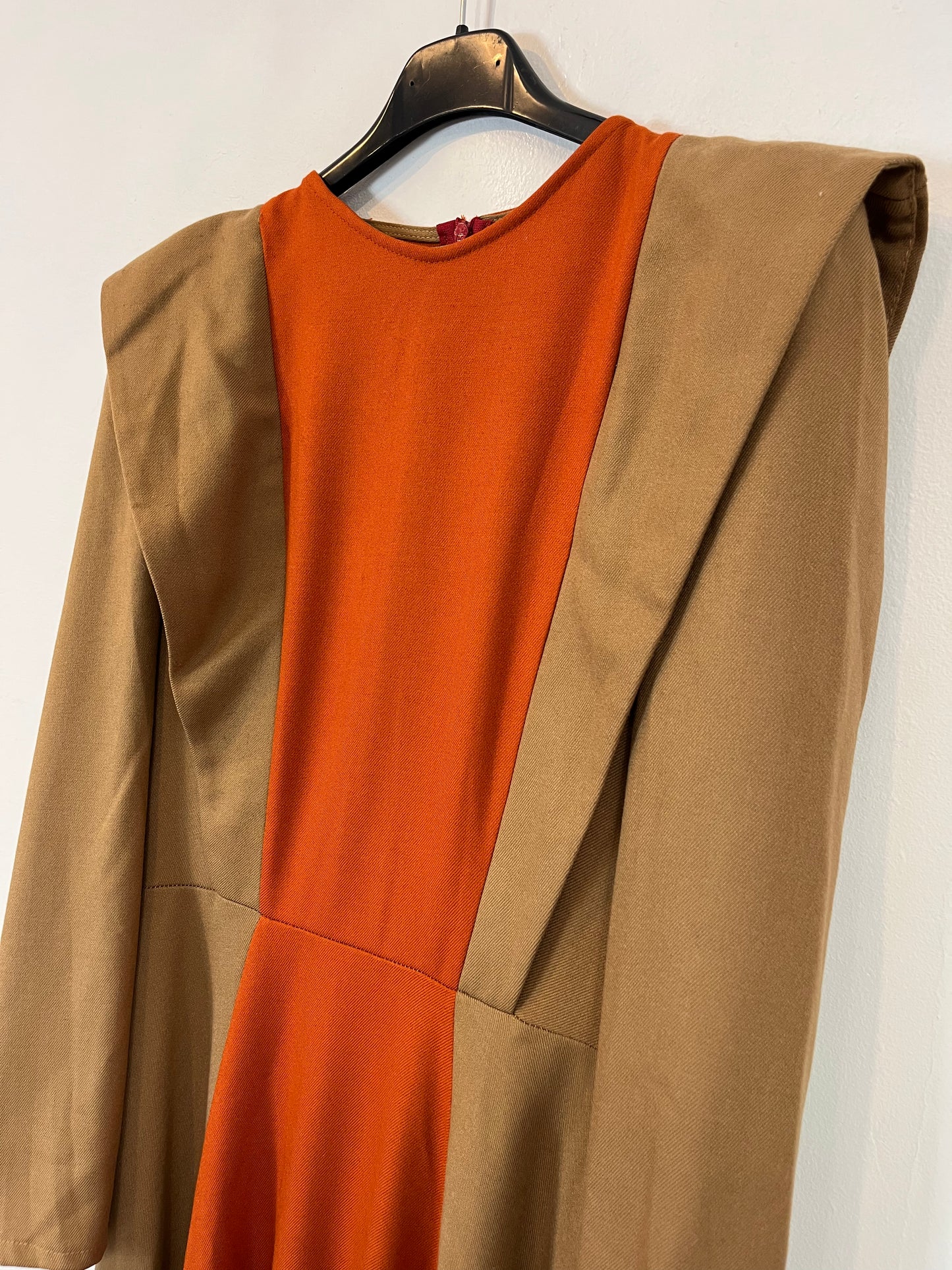 IQ. Vestido midi bicolor.T M