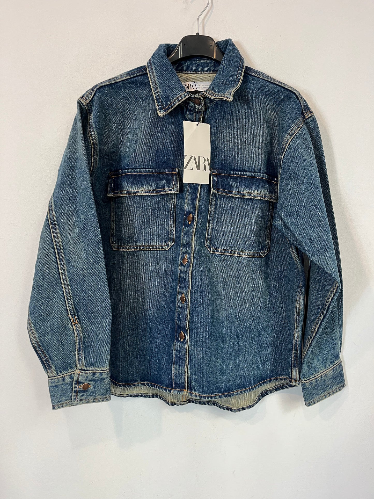 ZARA. Sobrecamisa denim bolsillos. T S