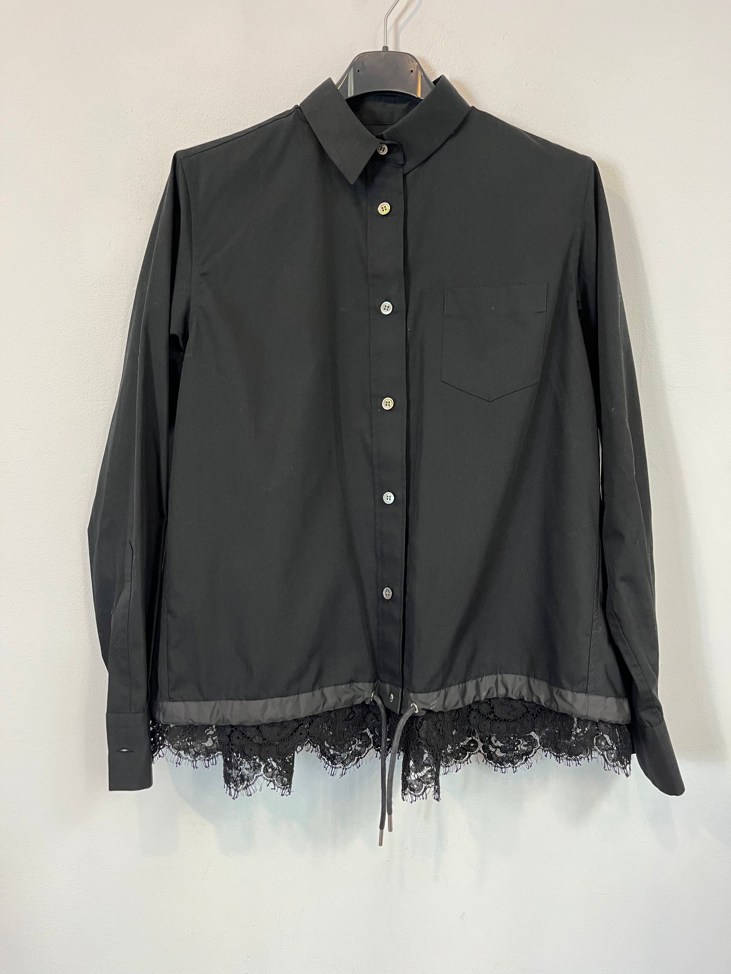 SACAI. Blusa negra detalle encajes. T 1 (S)