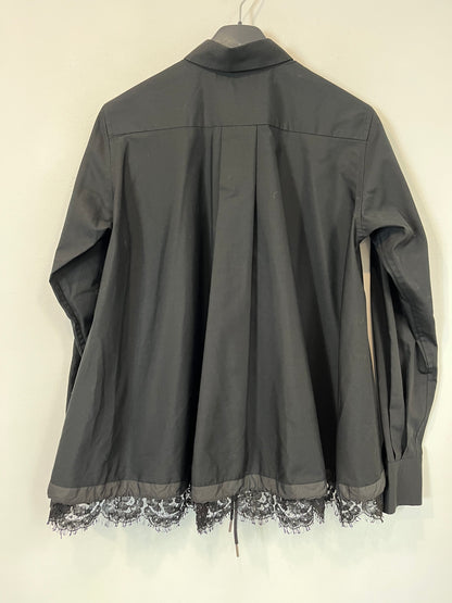 SACAI. Blusa negra detalle encajes. T 1 (S)