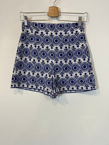 ZARA. Pantalón corto blanco bordado. T.S