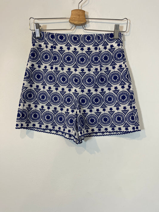 ZARA. Pantalón corto blanco bordado. T.S