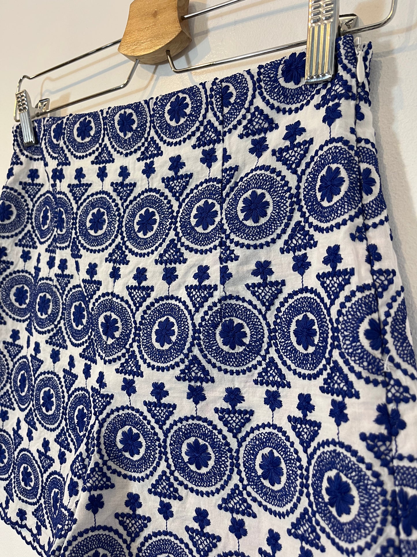 ZARA. Pantalón corto blanco bordado. T.S
