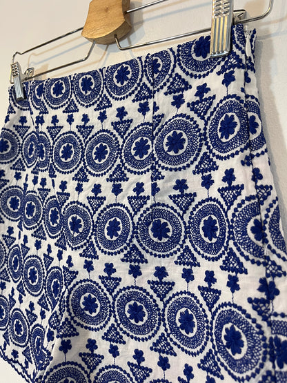 ZARA. Pantalón corto blanco bordado. T.S