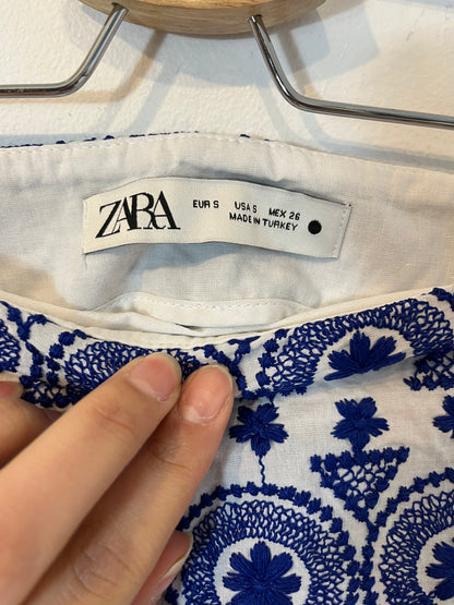 ZARA. Pantalón corto blanco bordado. T.S
