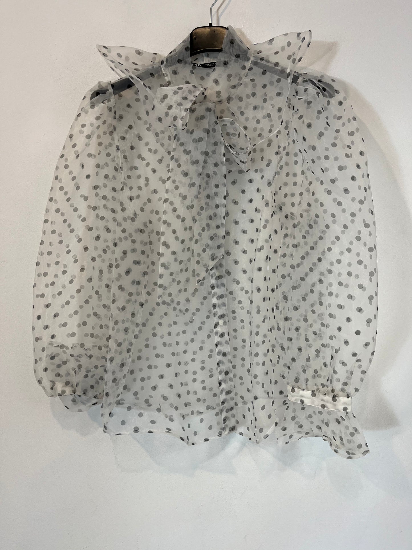 ZARA. Blusa blanca lunares. T.S