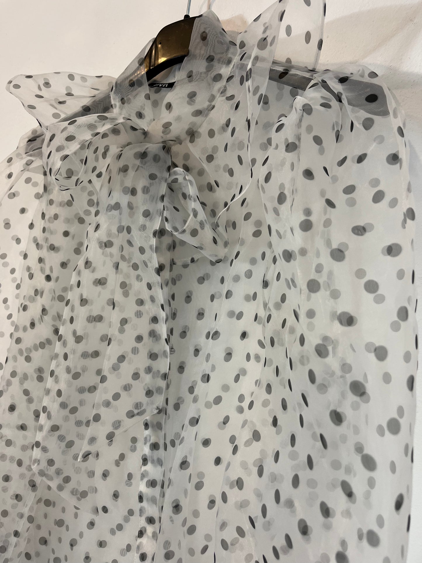 ZARA. Blusa blanca lunares. T.S