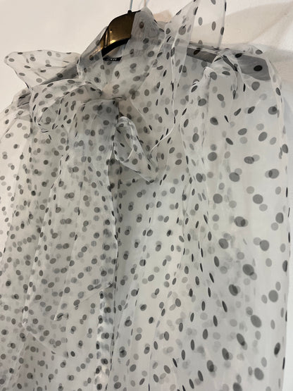ZARA. Blusa blanca lunares. T.S