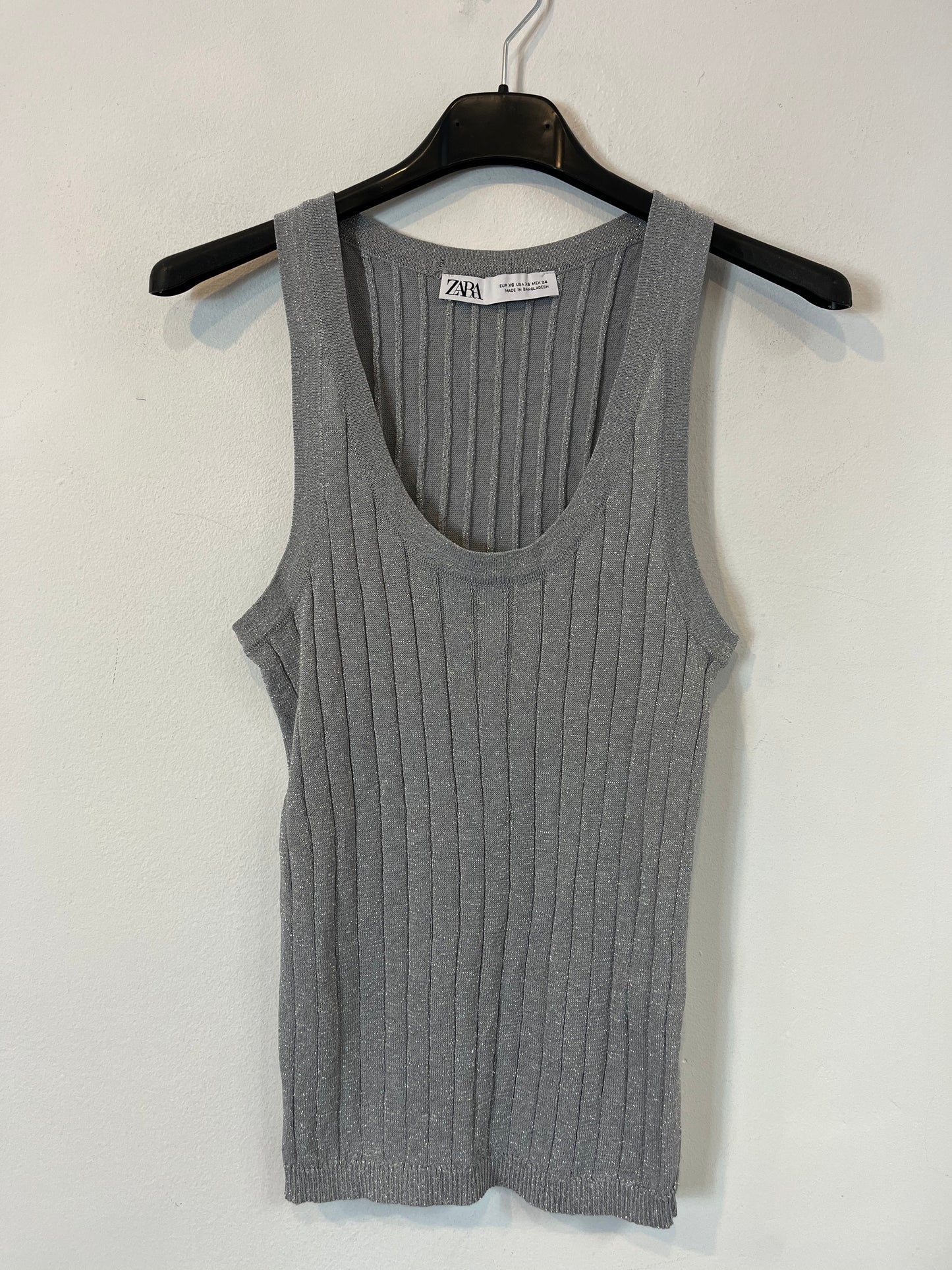 ZARA. Top canalé plateado. T.XS