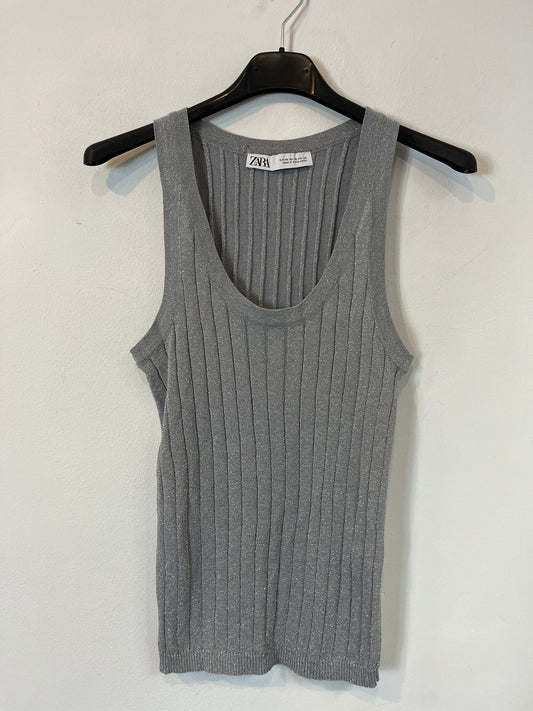 ZARA. Top canalé plateado. T.XS