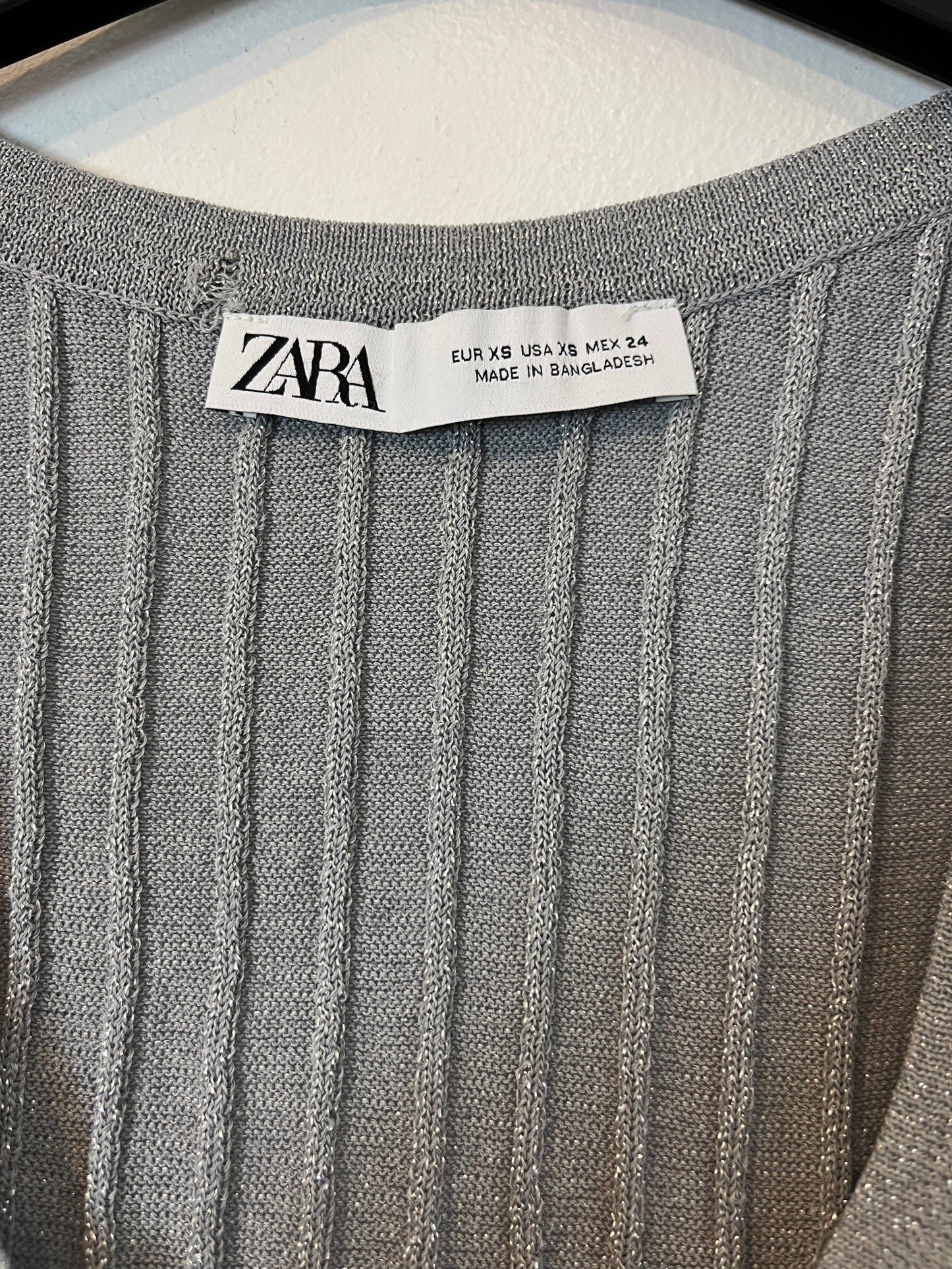 ZARA. Top canalé plateado. T.XS