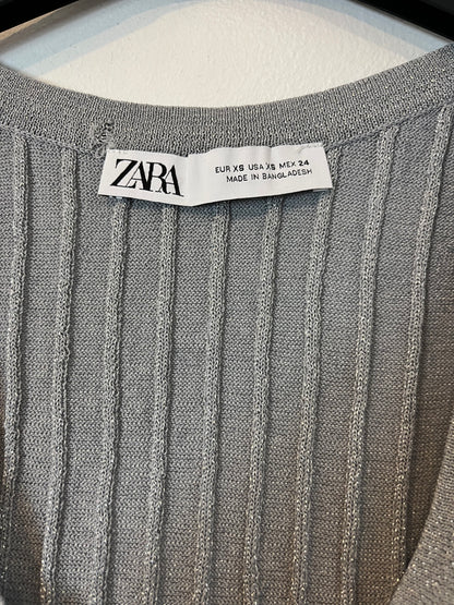 ZARA. Top canalé plateado. T.XS