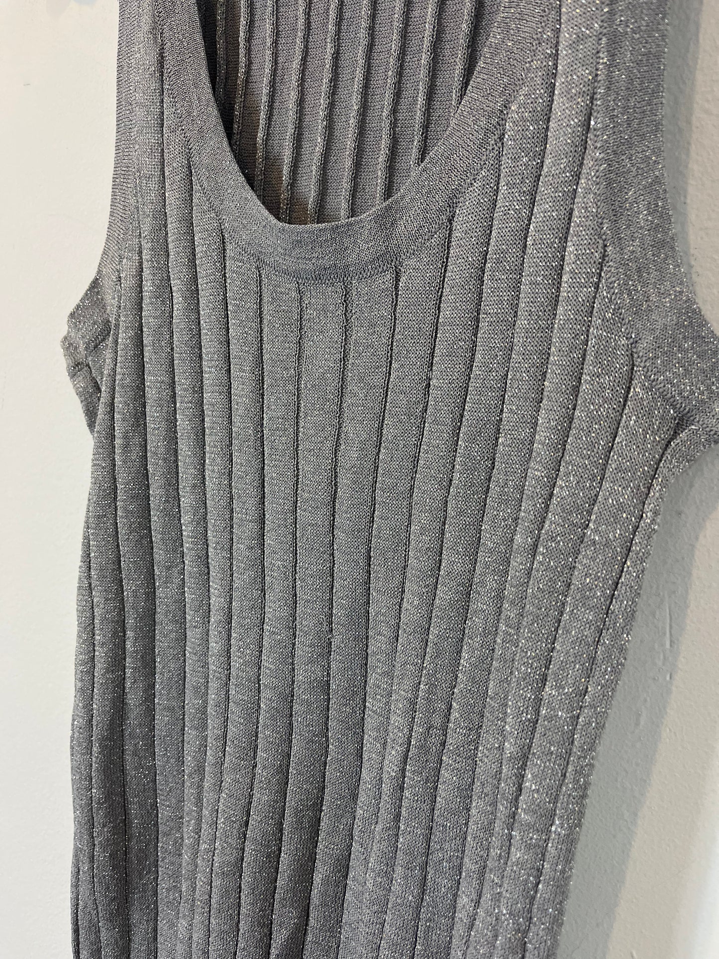 ZARA. Top canalé plateado. T.XS