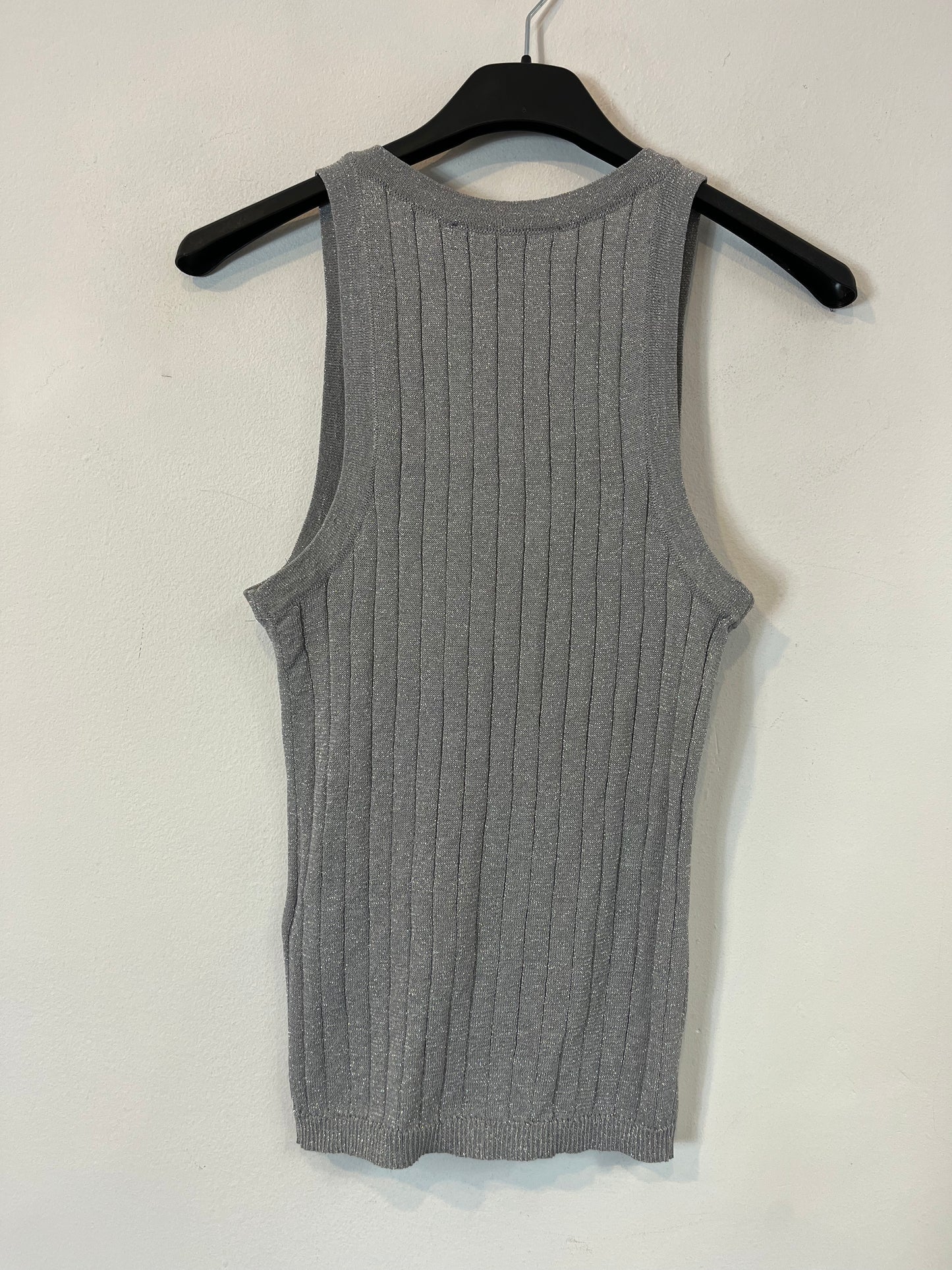 ZARA. Top canalé plateado. T.XS