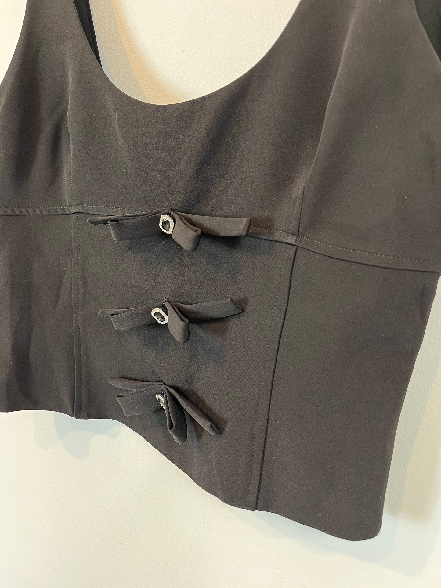 ZARA. Top negro lazos y botones T.m