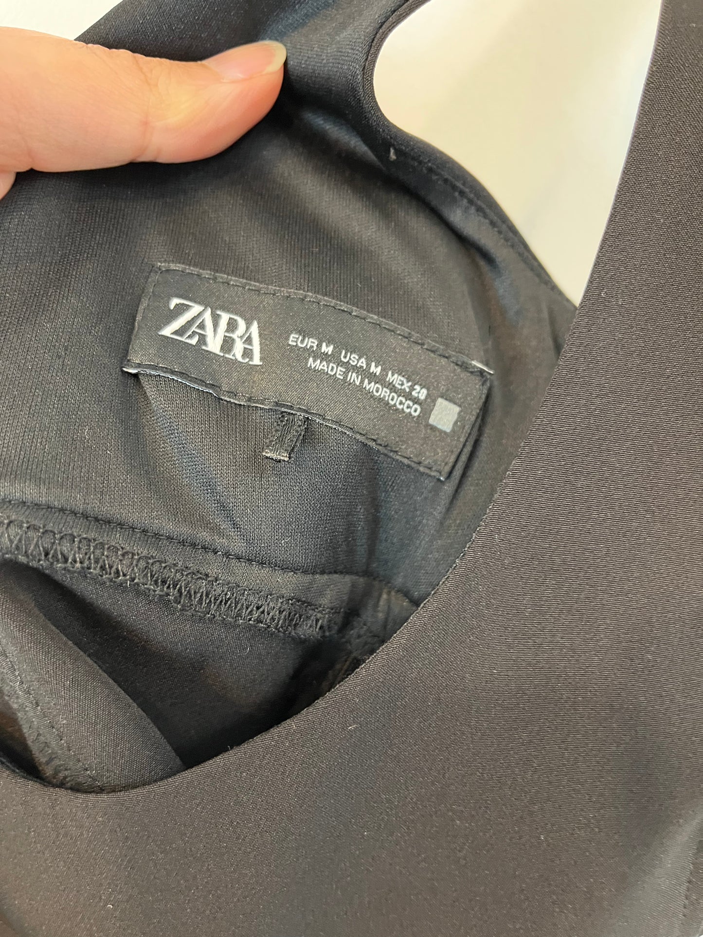 ZARA. Top negro lazos y botones T.m