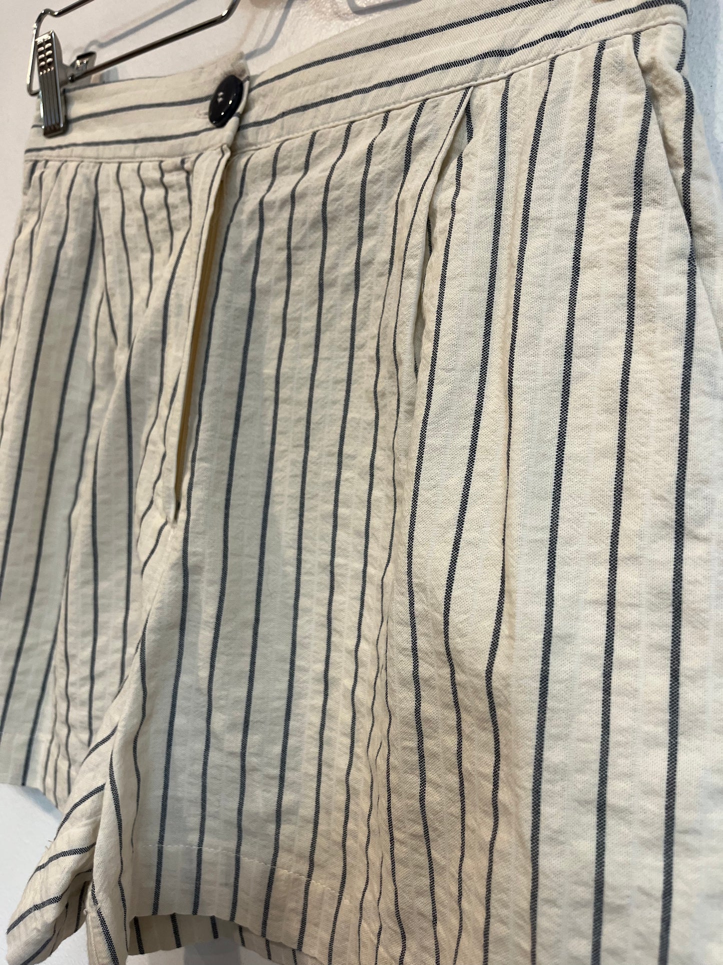 ZARA. Pantalón beige rayas. T.XS